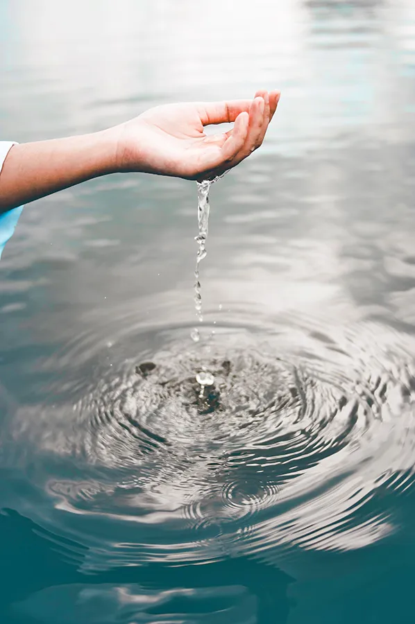 mano agua
